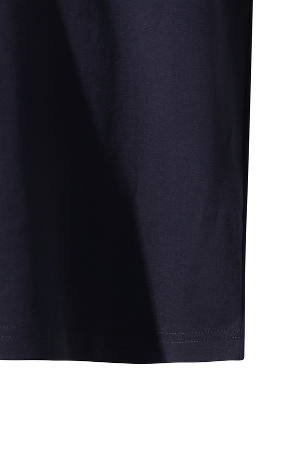 [GYEONGJU EDITION] 와키 크루넥 티셔츠는 경주 에디션 한정판으로, 클래식과 스포티 스타일을 모두 아우르는 남성용 크루넥 티셔츠입니다. 네이비 컬러의 레귤러핏 긴소매 디자인으로, 봄, 가을 시즌에 골프 및 일상용으로 활용하기 좋습니다. 천마총 천마도를 모티브로 한 그래픽과 소매 금관 와키 패치 디테일, 뒷목 그래픽 포인트가 특징입니다. 라운드넥 디자인으로 편안한 착용감을 선사합니다.
