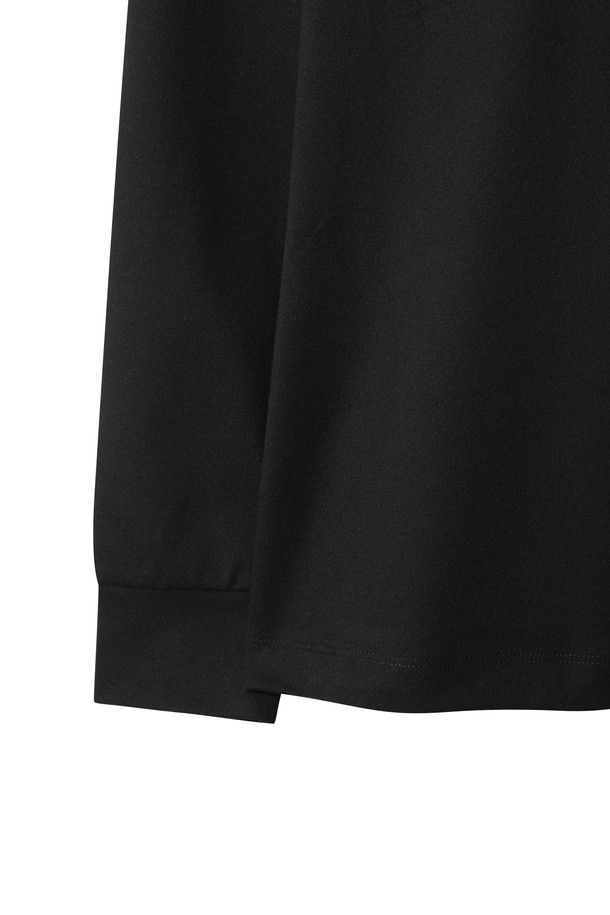 WAACKY (와키) 플리스 하이넥 풀오버는 남성용 겨울 의류로, 스포티하면서도 베이직한 스타일을 연출합니다. 부드러운 촉감의 플리스 소재와 기모 안감으로 보온성을 높였으며, 흡습 및 속건 기능으로 쾌적함을 유지합니다. 레귤러 핏에 긴소매, 하이넥 디자인으로 활동성과 스타일을 모두 잡았으며, 블랙 컬러에 로고와 스트라이프 패턴으로 포인트를 더했습니다. 양면 착용이 가능하여 다양한 골프룩 및 일상 스타일링에 활용할 수 있습니다.
