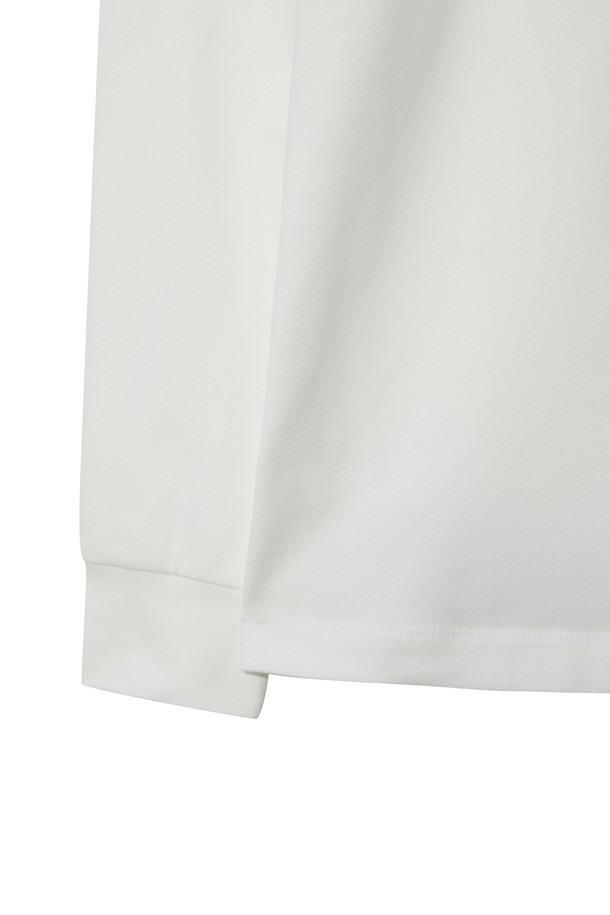 남성용 WAACKY (와키) 플리스 하이넥 풀오버는 겨울철 골프 및 일상 활동에 적합한 스포티하고 베이직한 스타일의 상의입니다. 부드러운 촉감의 두꺼운 플리스 소재에 기모 안감을 더해 보온성을 높였으며, 흡습 및 속건 기능으로 쾌적함을 유지합니다. 화이트 컬러 바탕에 로고와 스트라이프 패턴이 특징이며, 레귤러 핏의 긴소매 디자인으로 활동성을 보장합니다. 양면 착용이 가능하여 실용성을 더했으며, 하이넥 디자인으로 목을 따뜻하게 감싸줍니다.
