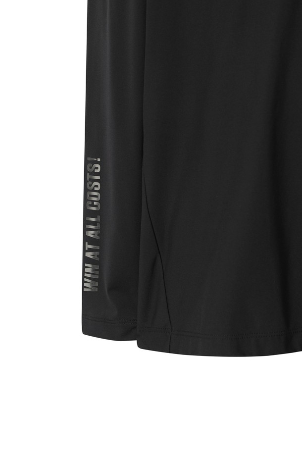 [PLAYER'S EDITION] 남성 플리스 하이넥 탑은 겨울철 골프 라운딩과 일상에서 모두 활용 가능한 스포티한 스타일의 의류입니다. 부드러운 촉감의 플리스 소재와 안감 기모 처리가 뛰어난 보온성을 제공하며, 신축성 있는 스판덱스 소재가 활동성을 더합니다. 레귤러핏 디자인에 하이넥으로 목까지 따뜻하게 감싸주며, 소매 슬로건 프린트와 뒷목 로고 프린트가 포인트를 줍니다. 속기모 처리로 편안한 착용감을 선사하며, 이너웨어로도 활용 가능합니다.
