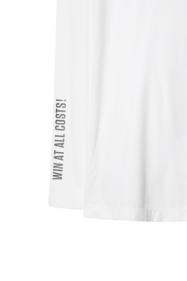 [PLAYER'S EDITION] 남성 플리스 하이넥 탑은 스포티한 골프룩을 위한 겨울철 필수 아이템입니다. 부드러운 촉감의 플리스 소재에 기모 안감을 더해 보온성을 극대화했으며, 신축성 있는 스판덱스 소재가 활동성을 보장합니다. 하이넥 디자인과 레귤러핏으로 스윙 시 최적의 움직임을 제공하며, 이너로도 활용 가능합니다. 화이트 컬러 바탕에 로고와 프린트 디테일이 돋보이는 미니멀한 디자인으로, 다양한 골프 스타일을 연출할 수 있습니다.
