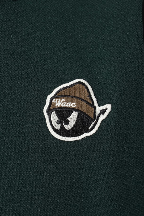 Men WAACKY(맨 와키) 코듀로이 카라 폴로 셔츠는 남성 골프 및 일상용 상의입니다. 그린 컬러의 릴랙스핏 폴로넥 긴소매 셔츠로, 봄, 가을에 착용하기 좋습니다. 부드러운 촉감의 폴리에스테르와 스판덱스 혼방 소재로 제작되었으며, 캐주얼, 스포티, 클래식 스타일을 연출할 수 있습니다. 코듀로이 카라 디테일과 단작 배색 포인트, 좌측 가슴의 와키 캐릭터 와펜이 특징입니다.
