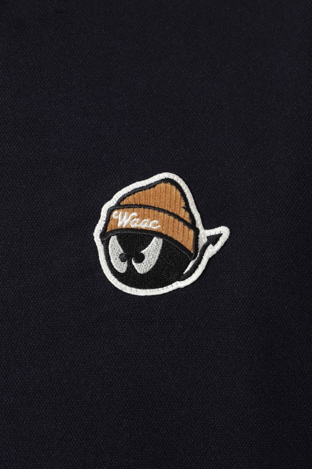 "Men WAACKY(맨 와키) 코듀로이 카라 폴로"는 남성용 폴로셔츠로, 봄, 가을에 착용하기 좋습니다. 캐주얼, 스포티, 클래식 스타일을 아우르며, 골프 및 일상복으로 활용 가능합니다. 블랙과 브라운 두 가지 색상으로 출시되었으며, 릴렉스 핏에 긴 소매 기장을 갖추고 있습니다. 부드러운 촉감의 폴리에스테르, 스판덱스 혼방 소재에 신축성을 더했습니다. 코듀로이 카라 디테일과 와키 캐릭터 와펜이 특징입니다.
