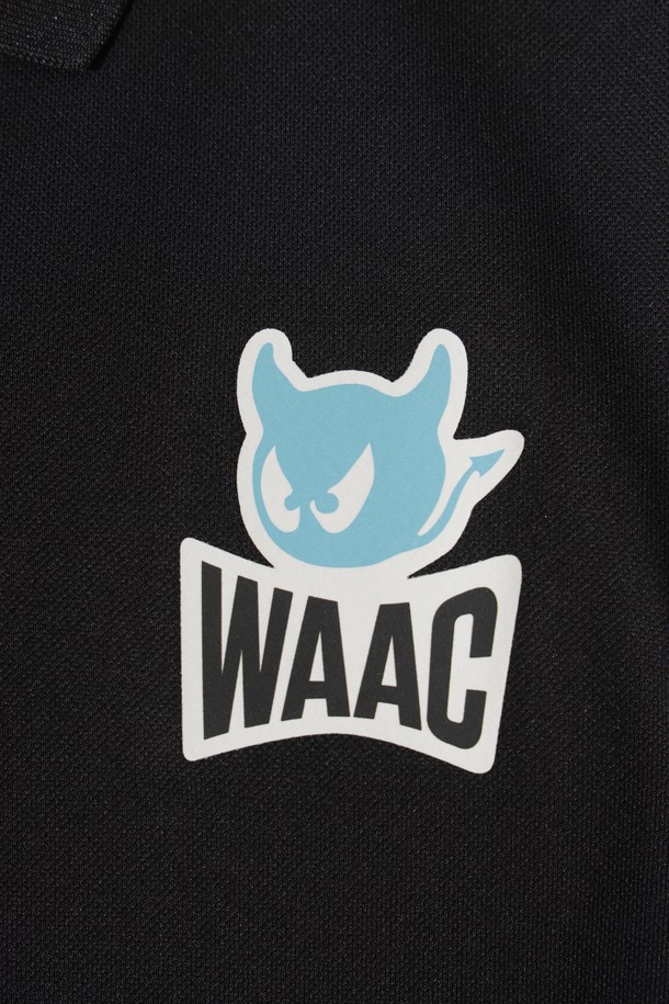 [코리아 TKR] Men Essential Polo는 남성용 폴로넥 긴소매 셔츠입니다. 봄, 여름, 가을 시즌에 골프 및 스포츠 활동에 적합하며, 스포티하고 베이직한 스타일을 연출합니다. 부드러운 촉감의 폴리에스테르와 스판덱스 혼방 소재로 제작되었으며, 얇은 두께감과 신축성을 제공합니다. 왼쪽 가슴 와펜 디테일과 뒷목 스트라이프 디테일, 올림픽 무드에서 영감을 받은 디자인이 특징입니다. 스탠다드핏으로 골프룩 또는 출근룩에 미니멀하고 클래식한 스타일을 더해줍니다.
