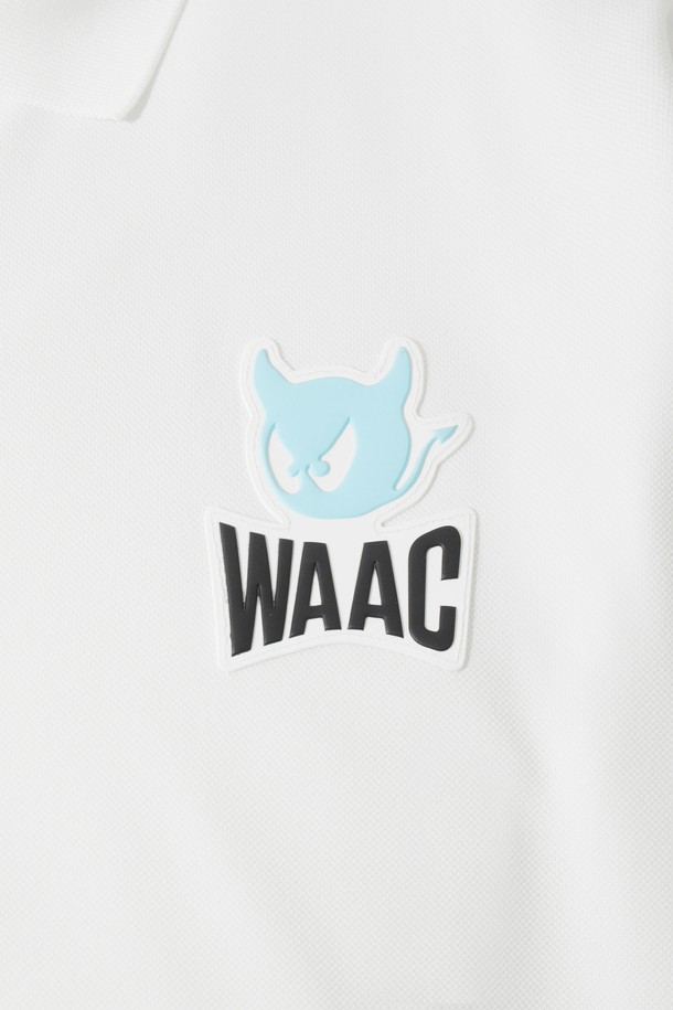 [코리아 TKR] Men Essential 폴로 티셔츠는 남성용 폴로 티셔츠로, 골프 및 일상용으로 활용하기 좋습니다. 부드러운 촉감의 폴리에스테르와 스판덱스 혼방 소재로 제작되어 봄, 여름 시즌에 적합하며 신축성을 제공합니다. 스탠다드핏에 레귤러 기장으로 편안한 착용감을 선사하며, 화이트 컬러에 왼쪽 가슴 와펜과 뒷목 스트라이프 디테일로 포인트를 더했습니다. 베이직하면서도 스포티한 스타일을 연출하는 긴소매 폴로넥 디자인의 폴로 티셔츠입니다.
