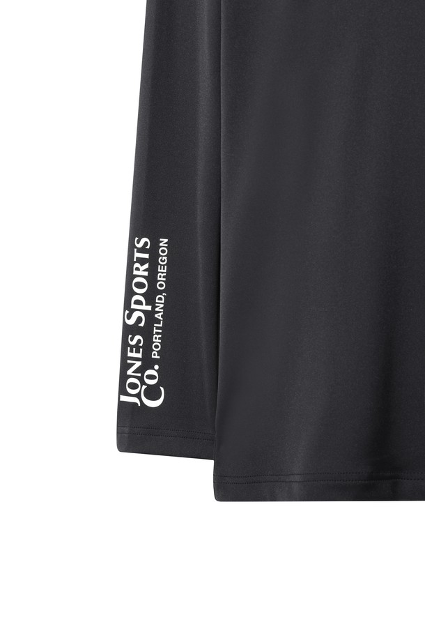 [JONES] 남성 로고 베이스 레이어는 골프룩에 어울리는 스포티한 스타일의 의류입니다. 부드러운 촉감의 폴리에스터와 스판덱스 혼방 소재로 제작되어 신축성이 뛰어나 편안한 착용감을 제공합니다. 블랙 컬러의 슬림핏 하프넥 긴소매 디자인으로, 로고 패턴이 돋보입니다. 사계절용으로, 단독 또는 이너웨어로 활용 가능하며, JONES 브랜드와의 콜라보레이션 제품입니다. 중간 두께감으로 다양한 기온 변화에 대응할 수 있습니다.
