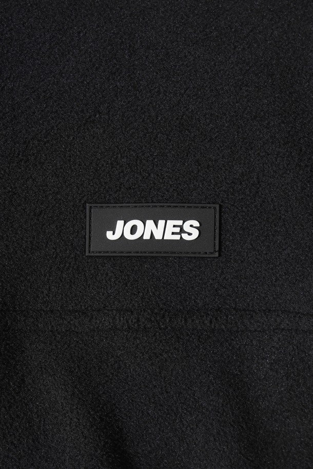 [JONES] Men Polartec(폴라텍) 레트로 플리스 풀오버는 남성용 상의로, 골프 및 겨울 데일리룩에 적합합니다. 부드러운 촉감의 플리스와 폴라텍 소재, 두꺼운 두께의 기모 안감으로 보온성과 흡습성을 갖춰 추운 날씨에도 따뜻하게 착용할 수 있습니다. 레귤러 핏의 하프넥 디자인으로 스포티함과 캐주얼한 스타일을 동시에 연출하며, 무지 패턴에 배색 플라켓과 포켓 디테일, 러버탭 로고로 포인트를 더했습니다. [WAAC] X JONES 콜라보레이션 제품으로, 긴 소매 기장의 레귤러핏 플리스 풀오버입니다.
