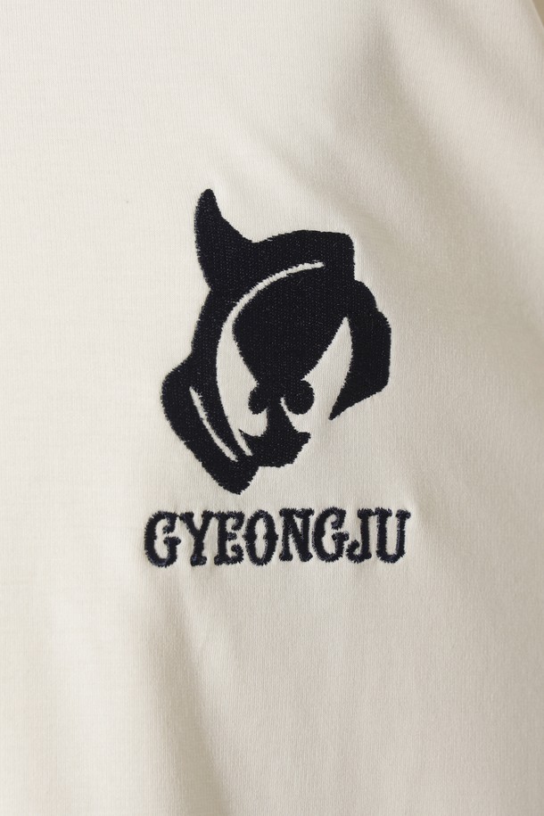 [GYEONGJU EDITION] 남성 크루넥 티셔츠는 골프 및 일상용으로 적합한 베이직 & 스포티 스타일의 반소매 티셔츠입니다. 화이트 컬러의 레귤러 기장으로 제작되었으며, 넥 라인 안쪽 보강 처리가 돋보입니다. 뒷면 목 부분에는 경주를 상징하는 프린팅이, 전면에는 경주 문화유산을 담은 자수 디테일이 더해져 특별함을 더합니다. 베이직핏의 라운드넥 디자인으로 편안한 착용감을 선사하며, 여름 시즌에 시원하게 즐길 수 있습니다. 미니멀한 디자인으로 다양한 골프룩 연출이 가능합니다.
