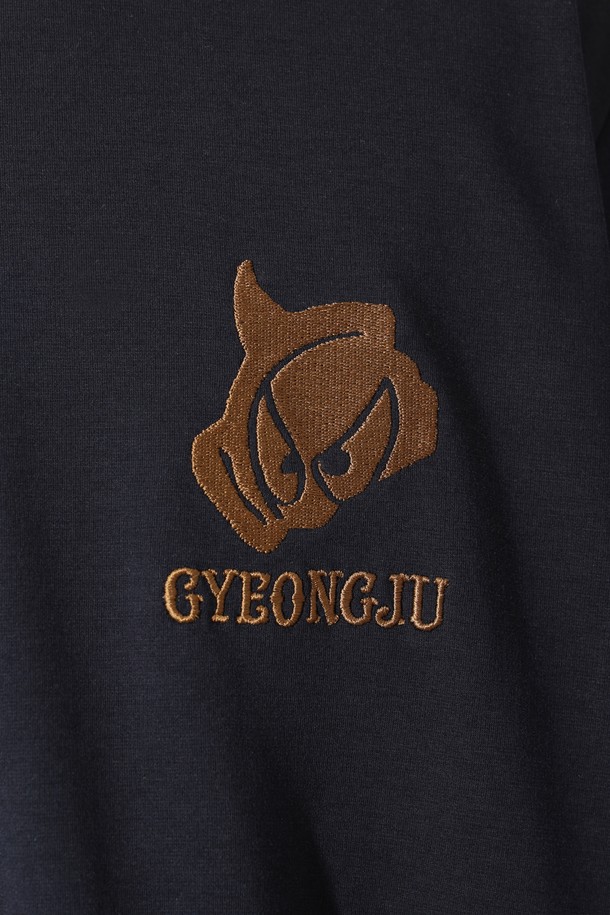 [GYEONGJU EDITION] 남성 크루넥 티셔츠는 골프 및 일상용으로 착용하기 좋은 베이직 스타일의 블랙 컬러 티셔츠입니다. 반소매 레귤러 기장으로, 라운드넥 디자인에 베이직핏을 적용하여 편안한 착용감을 제공합니다. 경주 문화유산을 모티브로 한 자수 디테일과 뒷면 목 부분의 경주 상징 프린팅이 특징입니다. 넥라인 안쪽 보강 처리로 내구성을 높였으며, 캐주얼, 미니멀, 클래식 스타일을 즐겨 입는 남성분들께 추천합니다. 여름 시즌에 시원하게 착용할 수 있는 상품입니다.
