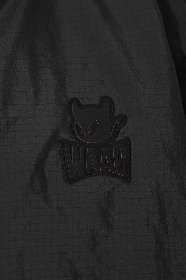 블랙 컬러의 남성용 패딩 하이브리드 아노락입니다. 골프 및 일상생활에서 스포티하고 캐주얼한 스타일을 연출할 수 있습니다. 방풍, 보온 기능과 신축성을 갖춘 두꺼운 두께감의 나일론 소재로 제작되었습니다. 하프 집업 디자인과 레귤러핏으로 편안한 착용감을 제공하며, 겨울철에도 따뜻하게 활동할 수 있습니다. 미니멀한 무드의 무지 디자인으로 다양한 룩에 활용하기 좋습니다.
