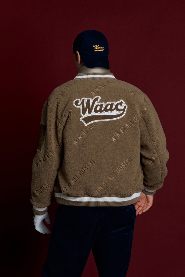 베이지 컬러의 남성용 부클 바시티 재킷입니다. 플리스와 부클 소재를 사용하여 부드러운 촉감과 두꺼운 두께로 뛰어난 보온성을 제공합니다. 스포티하면서도 캐주얼한 스타일로, 골프룩 또는 일상복으로 활용하기 좋습니다. 넥, 소매, 밑단에 니트 시보리를 적용하여 편안함과 안정감을 더했습니다. 레귤러 핏의 긴 소매 버튼 여밈 방식의 자켓으로, 로고 패턴이 특징입니다.
