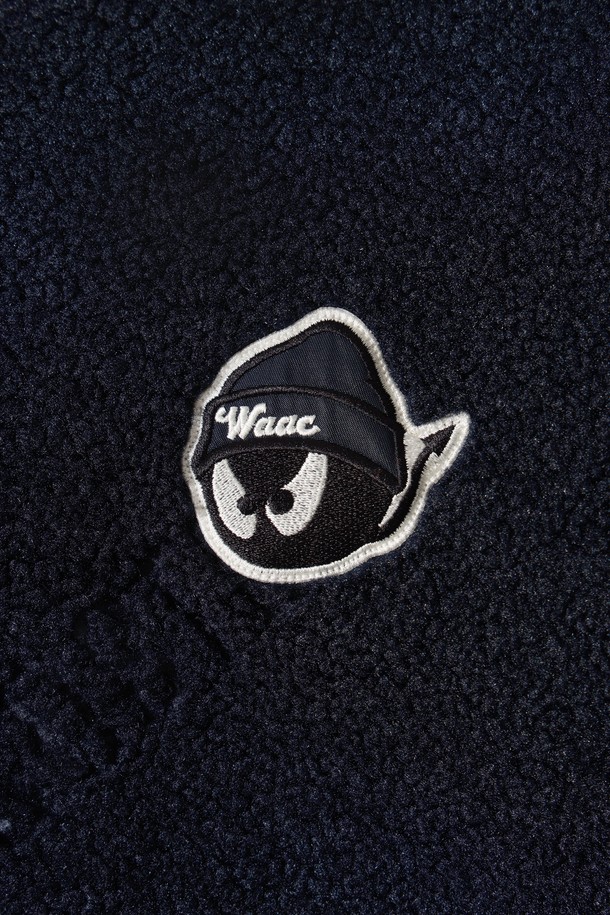 남성용 부클 바시티 재킷은 겨울철 추위를 막아줄 두꺼운 두께감의 아우터입니다. 네이비 컬러에 스포티하고 캐주얼한 스타일을 더했으며, 골프룩과 출근룩 등 다양한 TPO에 활용할 수 있습니다. 플리스와 부클 소재를 사용하여 부드러운 촉감을 선사하며, 보온과 방풍 기능으로 추운 날씨에도 따뜻하게 착용할 수 있습니다. 넥, 소매, 밑단에 니트 시보리를 적용하여 활동성을 높였으며, 레귤러핏으로 편안한 착용감을 제공합니다. 로고 패턴의 바시티 재킷으로, 캐주얼, 스포티, 미니멀 스타일을 모두 소화할 수 있습니다.
