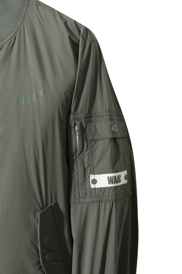 카키 색상의 패디드 봄버 자켓입니다. 남성용으로, 겨울철 보온성을 책임지는 두꺼운 두께감의 자켓입니다. 캐주얼 및 스포티한 스타일을 연출하며, 골프룩으로도 활용 가능합니다. 나일론과 스판덱스 혼방 소재로 제작되어 부드러운 촉감과 신축성을 제공하며, 활동성을 높였습니다. 경량 패딩 안감과 소매/밑단/에리 부분의 니트 시보리 마감으로 편안한 착용감을 선사합니다. 집업 스타일이며 레귤러핏으로, 일상에서도 활용하기 좋은 무지 디자인의 자켓입니다.
