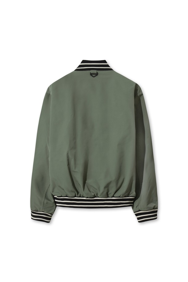 남성용 패디드 바시티 재킷입니다. 카키 및 올리브 색상으로 제공되며, 겨울철 골프 및 일상 활동에 적합합니다. 캐주얼, 스포티, 클래식 스타일을 아우르며, 부드러운 촉감의 새틴 소재와 두꺼운 두께로 보온성을 높였습니다. 긴 소매, 니트 시보리 디테일, 자수 와펜, 그리고 패딩 안감으로 디자인되었습니다. 집업 스타일의 레귤러핏 자켓입니다.
