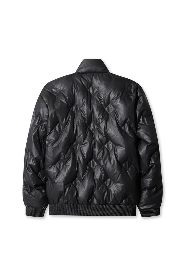 남성용 페이크 레더 다운 재킷은 가을과 겨울, 두 계절 모두 활용 가능한 아우터입니다. 모던하고 스포티한 스타일을 연출하며, 골프나 일상에서도 편안하게 착용할 수 있습니다. 하이넥 디자인과 구스다운 충전재, 밑단 및 소매 스모킹 처리로 보온성과 방풍 기능을 갖췄습니다. 부드러운 촉감의 인조 가죽 소재에 소매 금속 와펜 디테일과 로고 패턴으로 포인트를 더했습니다. 레귤러핏과 긴 소매 기장으로, 스포티하면서도 미니멀한 매력을 동시에 선사합니다.
