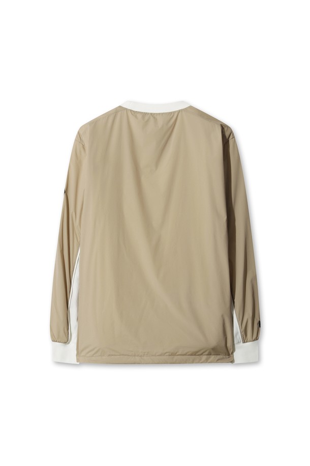 [JONES] 남성 로고 윈드브레이커 풀오버는 골프 및 일상생활에서 스포티하고 캐주얼한 스타일을 연출하기에 적합한 아우터입니다. 부드러운 촉감의 나일론과 스판덱스 혼방 소재에 기모 및 메쉬 안감을 더하여 겨울철 보온성을 높였습니다. 레귤러 핏, 레귤러 기장에 풀오버 스타일로 편안하게 착용 가능하며, 가볍고 신축성 있는 소재로 활동성을 높였습니다. 베이지 컬러에 로고 패턴이 돋보이며, 하이브리드 디자인과 콜라보레이션으로 특별함을 더했습니다.
