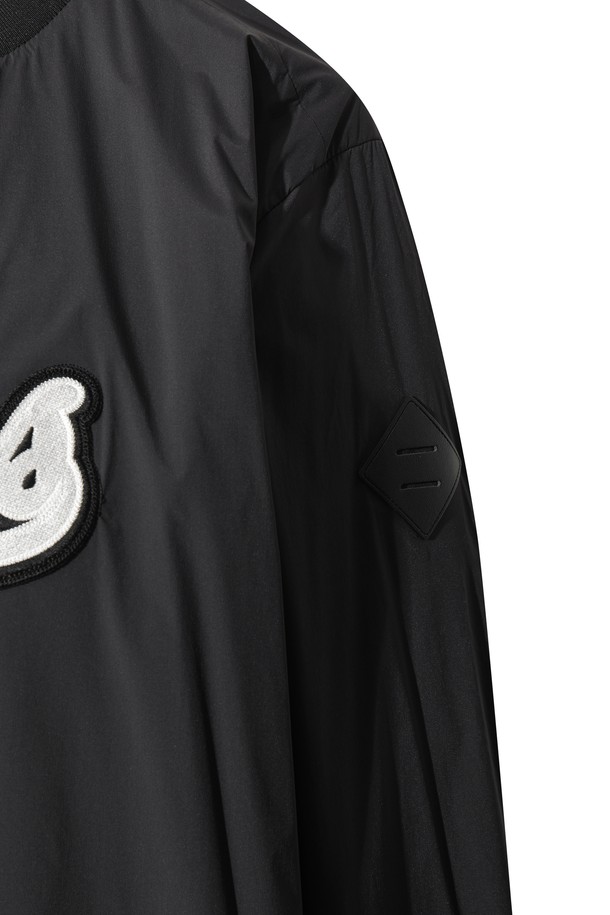 [JONES] 남성 로고 윈드브레이커 풀오버는 편안함과 스타일을 동시에 제공하는 겨울철 필수 아이템입니다. 블랙 컬러에 스포티한 로고 패턴이 돋보이며, 골프 또는 일상에서도 활용 가능한 디자인입니다. 두꺼운 두께감과 부드러운 촉감의 나일론, 스판덱스 혼방 소재로 제작되어 보온성과 신축성을 갖췄습니다. 기모 및 메쉬 안감은 쾌적함을 더하고, 하이브리드 및 콜라보레이션 디자인으로 차별성을 더합니다. 레귤러핏과 풀오버 스타일로 편안하게 착용 가능하며, 긴 소매 기장을 갖추었습니다.
