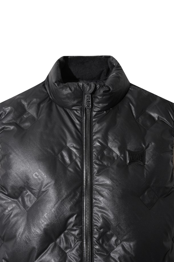 남성용 페이크 레더 베스트는 가을, 겨울 시즌에 골프 및 일상에서 스포티하고 모던한 스타일을 연출하기에 적합합니다. 부드러운 촉감의 인조가죽 소재에 두꺼운 두께감으로 보온성을 높였으며, 하이넥 디자인과 집업 여밈으로 간편하게 착용할 수 있습니다. 민소매 디자인으로 활동성을 더하고, 가볍게 제작되어 편안한 착용감을 제공합니다. 특히 금속 와펜 디테일이 포인트로 더해져 고급스러운 느낌을 줍니다. 안감은 구스다운으로 처리되어 뛰어난 보온성을 자랑합니다.
