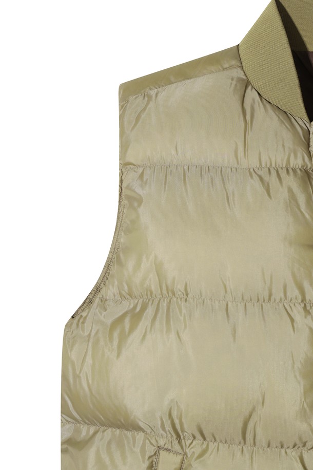 [JONES] 남성 스타디움 패딩 베스트는 가을과 겨울철, 스포티하고 미니멀한 스타일을 연출하기에 좋은 아이템입니다. 베이지 색상의 무지 디자인으로, 골프는 물론 일상에서도 캐주얼하게 착용할 수 있습니다. 두꺼운 두께감의 폴리에스테르 소재로 제작되어 보온성이 뛰어나며, 경량 소재를 사용하여 활동성을 높였습니다. 레귤러 핏에 스냅 여밈 방식, 스트라이프 시보리 디테일이 특징이며, 가벼운 룩을 위한 민소매 디자인으로 제작되었습니다. 가을 나들이룩, 겨울 데일리룩, 골프룩 등 다양한 TPO에 활용하여 세련된 스타일을 완성해보세요.
