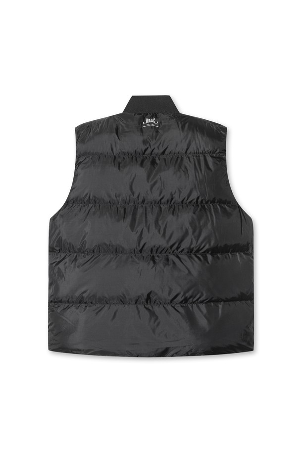 [JONES] 남성용 스타디움 패딩 베스트는 가을과 겨울 시즌, 골프 또는 일상에서 활용하기 좋은 아우터입니다. 블랙 색상의 레귤러핏으로, 스포티하고 미니멀한 스타일을 연출합니다. 폴리에스테르 소재에 두꺼운 두께감으로 보온성을 높였으며, 넥과 밑단에는 스트라이프 시보리 디테일이 들어갔습니다. 경량 패딩으로 활동성을 보장하며, 집업 스타일로 편안하게 착용할 수 있습니다. 민소매 디자인으로 다양한 이너와 레이어드하여 개성 있는 골프룩을 완성해보세요.
