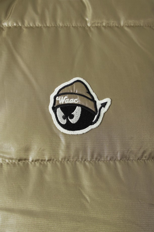 남성용 WAACKY (와키) 다운 베스트는 겨울철 보온성을 책임지는 필수 아이템입니다. 부드러운 구스다운 소재와 두꺼운 두께감으로 뛰어난 보온성을 제공하며, 스포티하고 캐주얼한 스타일을 연출합니다. 카키 및 올리브 컬러로 출시되어 다양한 골프룩 및 일상룩에 활용하기 좋습니다. 립 디테일과 은은한 광택감이 돋보이며, 집업 스타일과 레귤러핏으로 편안한 착용감을 선사합니다. 민소매 디자인으로 활동성을 높였으며, 가볍고 따뜻하여 겨울철 스타일링에 실용성을 더합니다.
