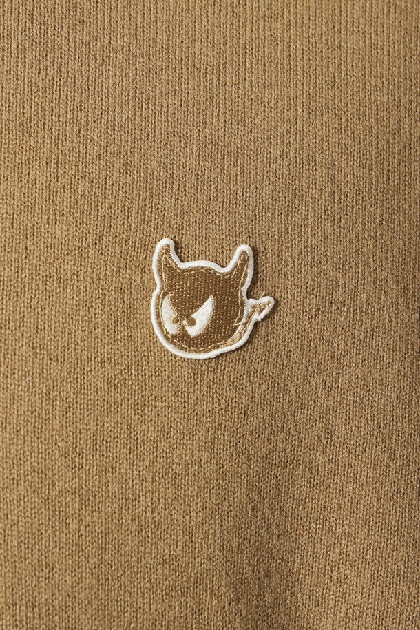 베이지 색상의 남성용 울 하프 집업 스웨터입니다. 겨울 시즌, 골프 및 일상생활에서 활용하기 좋은 스웨터로, 스포티하면서도 베이직한 스타일을 연출합니다. 메리노 울 100% 소재로 제작되어 부드러운 촉감과 뛰어난 보온성을 제공하며, 방풍 안감으로 바람을 효과적으로 막아줍니다. 스탠다드핏, 레귤러 기장의 긴소매 디자인에 하프넥, 스트라이프 패턴, 자수 및 와펜 장식이 더해져 클래식하면서도 미니멀한 무드를 선사합니다.
