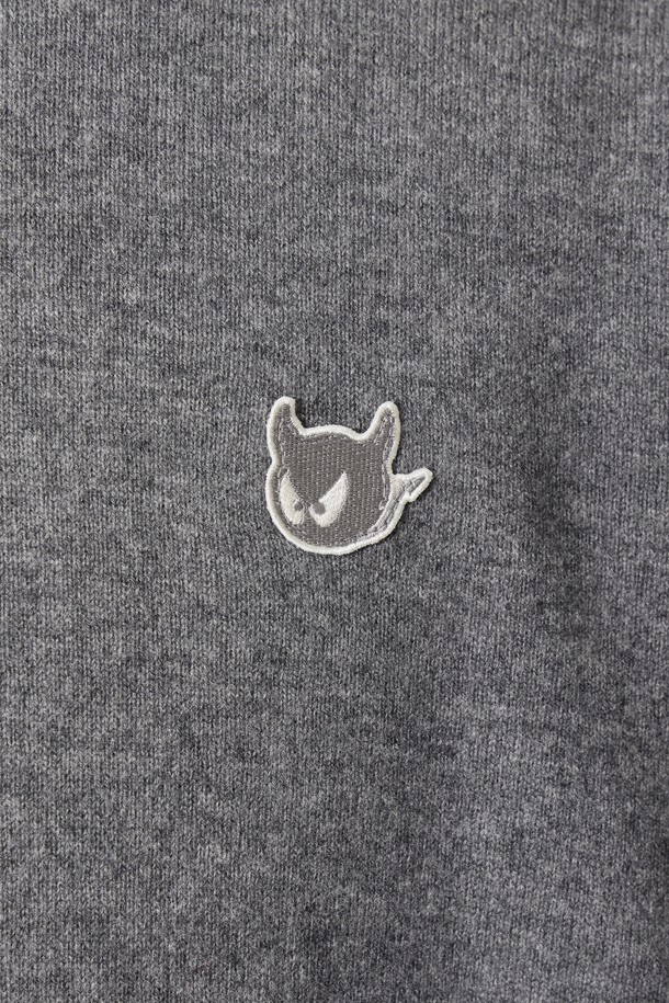 남성용 울 하프 집업 스웨터는 겨울철 골프룩과 일상룩에 모두 활용하기 좋은 아이템입니다. 부드러운 촉감의 메리노 울 100% 소재로 제작되어 뛰어난 보온성과 방풍 기능을 제공합니다. 스탠다드핏에 하프넥 디자인으로, 가슴과 소매 부분의 스트라이프 패턴이 스포티하면서도 베이직한 스타일을 연출합니다. 자수와 와펜 장식이 은은한 포인트를 더하며, 긴 소매 기장으로 따뜻함을 더했습니다.
