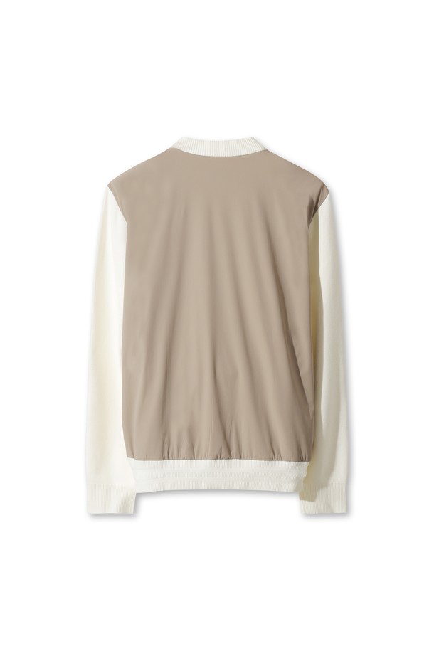 남성용 니트 하이브리드 가디건입니다. 겨울철 보온과 방풍 기능을 갖춘 두꺼운 두께감의 릴랙스핏 가디건으로, 부드러운 촉감이 특징입니다. 레이온과 폴리에스터 혼방 소재로 제작되었으며, 캐주얼 및 스포티 스타일을 연출하기 좋습니다. 등판 충전재와 메탈룩스 지퍼, 체인 로고 자수가 디자인의 포인트이며, 골프룩으로도 활용 가능합니다. 화이트 컬러의 무지 디자인에 긴 소매 지퍼형으로 편안하게 착용할 수 있습니다.
