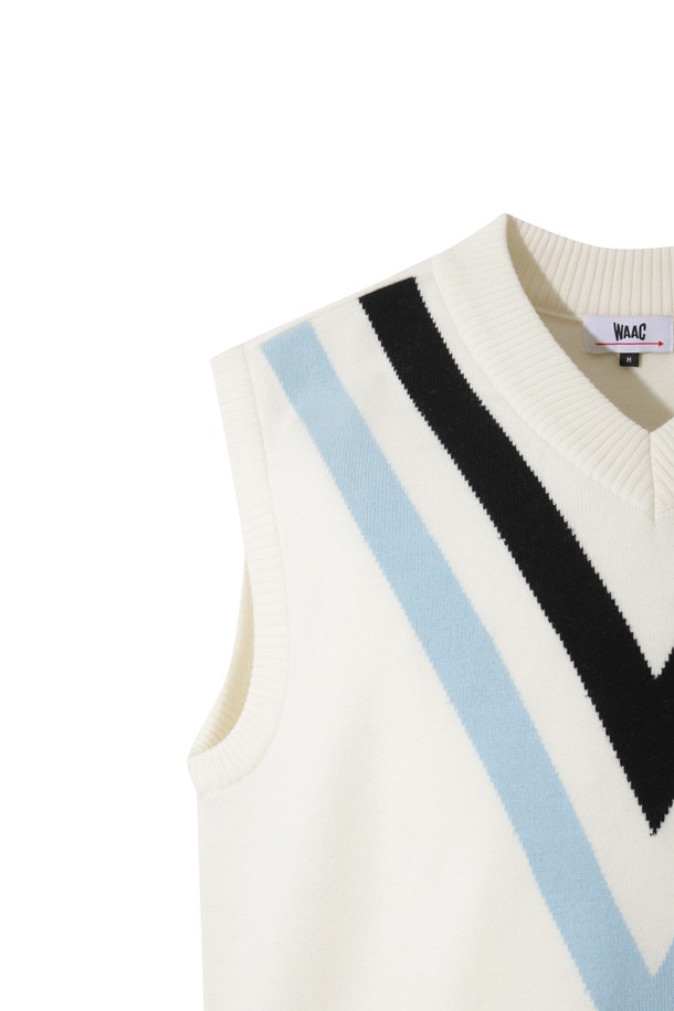 [코리아 TKR] 남성 브이넥 니트 베스트는 파리 올림픽 팀 코리아 유니폼 디자인을 모티브로 제작된 제품입니다. 메리노 울 100% 소재로 제작되어 부드러운 촉감을 제공하며, 릴렉스 핏으로 편안하게 착용 가능합니다. 스포티와 클래식 무드를 모두 연출할 수 있으며, 골프룩 또는 일상복으로 활용하기 좋습니다. 가슴 부분의 로고 와펜과 스트라이프 패턴이 특징이며, 다양한 레이어드 스타일링을 통해 개성 있는 룩을 완성할 수 있습니다.
