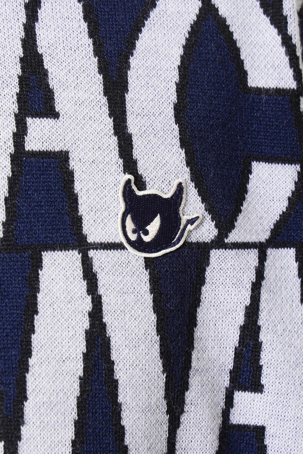 네이비와 화이트 컬러의 로고 패턴이 돋보이는 남성용 크루넥 스웨터입니다. 릴랙스 핏으로 편안한 착용감을 선사하며, 가을, 겨울 시즌에 어울리는 두꺼운 울 소재로 제작되었습니다. 라운드넥 디자인에 긴 소매 기장으로, 스포티하면서도 캐주얼한 스타일을 연출합니다. 골프룩은 물론 일상에서도 활용 가능한, 와펜 자수 디테일이 돋보이는 스웨터입니다.
