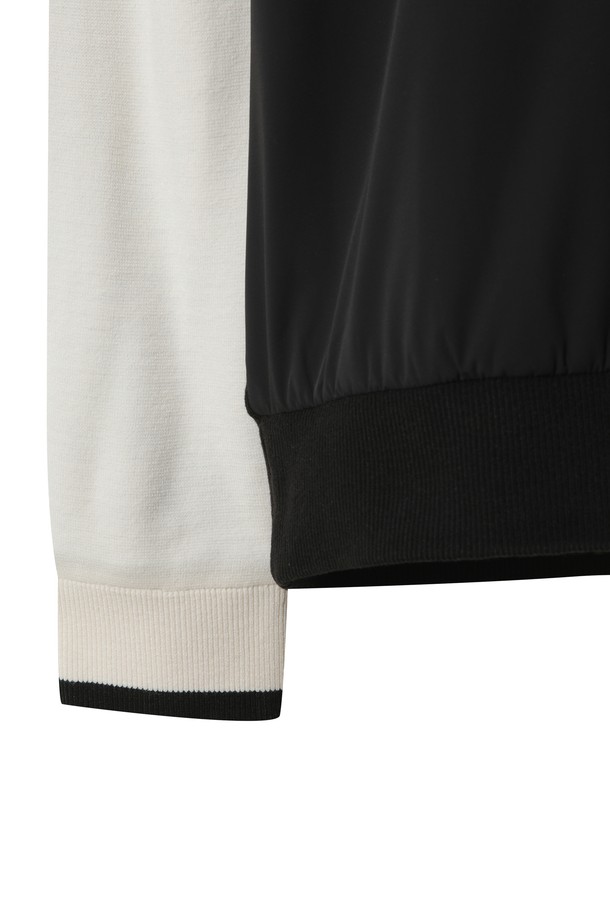 남성용 백 슬로건 하프 집 스웨터는 골프 및 일상생활에서 스포티하고 캐주얼한 스타일을 연출하기에 적합합니다. 블랙과 화이트 두 가지 색상으로 출시되었으며, 긴 소매와 스탠다드 핏으로 제작되었습니다. 두꺼운 두께감으로 겨울철 보온성을 제공하며, 나일론과 스판덱스 혼방 소재로 방풍 기능을 갖췄습니다. 하프넥 디자인과 집업 여밈 방식, 와펜 자수 디테일이 특징이며, 슬로건 로고 패턴으로 포인트를 더했습니다. 충전재가 내장되어 따뜻하게 착용할 수 있습니다.
