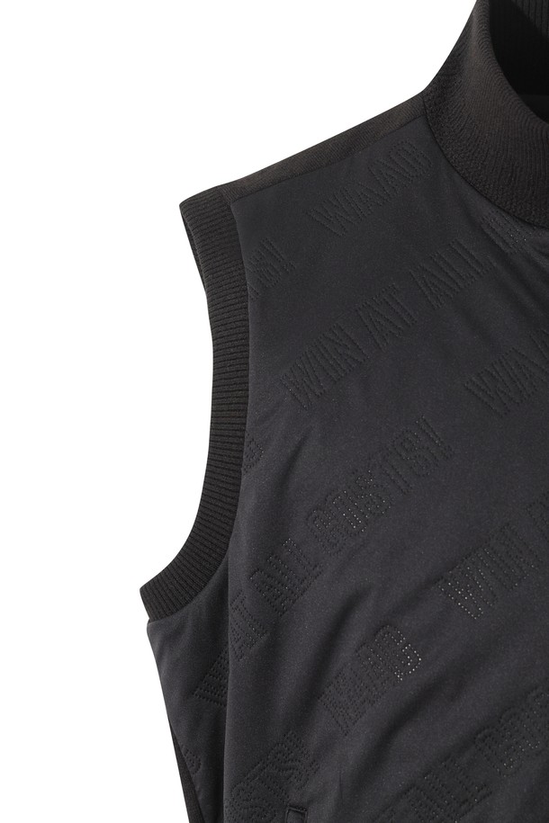 남성용 Men Knit Hybrid Padding Vest (멘 니트 하이브리드 패딩 베스트)는 겨울철 골프 및 일상생활에서 스타일리시하게 착용할 수 있는 패딩 베스트입니다. 울과 폴리에스테르 혼방 소재로 제작되어 부드러운 촉감과 뛰어난 보온 및 방풍 기능을 제공합니다. 하이브리드 구조, 고주파 본딩 처리, 와펜 자수 디테일이 돋보이며, 레귤러핏과 집업 스타일로 편안한 착용감을 선사합니다. 스포티, 캐주얼, 미니멀 무드를 동시에 연출할 수 있으며, 블랙 컬러의 민소매 디자인으로 다양한 스타일링에 활용하기 좋습니다.
