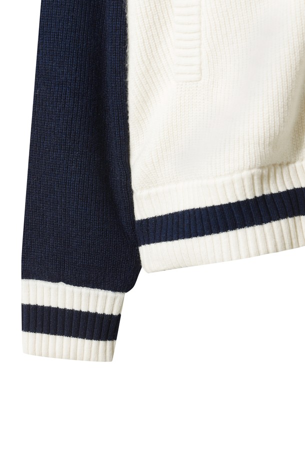 남성용 라글란 슬리브 집업 스웨터입니다. 겨울 시즌, 골프 또는 일상에서 스포티하고 캐주얼한 스타일을 연출할 수 있습니다. 부드러운 촉감의 나일론, 울, 아크릴 혼방 소재로 제작되었으며, 두꺼운 두께감으로 보온성을 높였습니다. 방풍 안감과 라글란 소매 디자인으로 활동성을 더했으며, 로고 와펜과 부클 아플리케 디테일이 돋보입니다. 집업 스타일과 레귤러핏 디자인으로 편안하고 스타일리시하게 착용 가능합니다.
