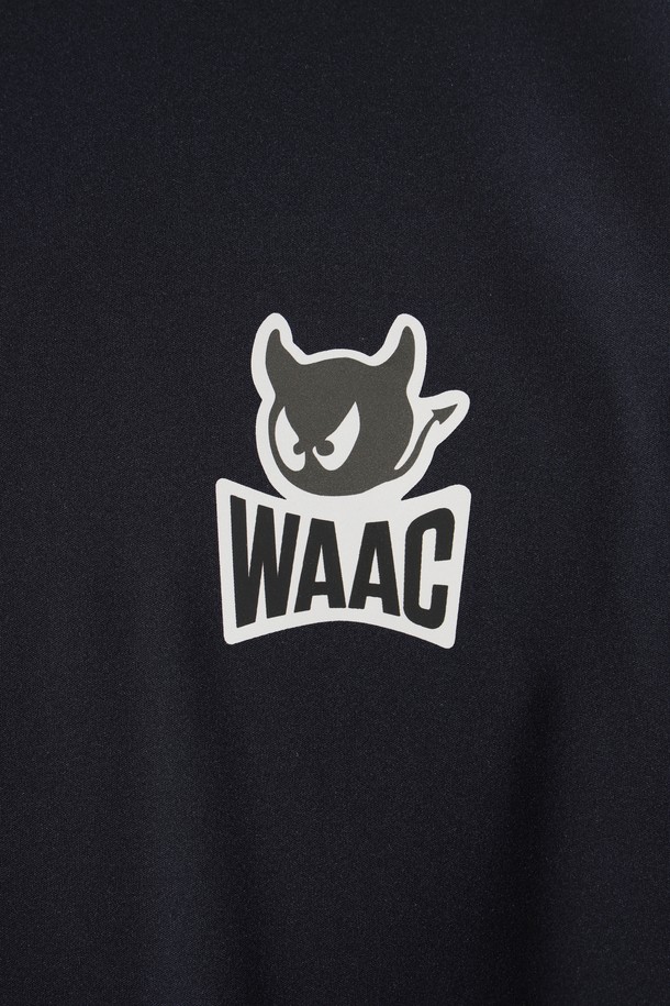 [Athletic] 남성 에센셜 하프 집 미드 레이어는 스포츠 활동과 일상에서 모두 활용 가능한 남성용 상의입니다. 블랙 색상의 무지 디자인으로, 골프 및 스포츠 활동에 적합하며 봄, 가을 계절에 착용하기 좋습니다. 부드러운 촉감의 폴리에스터와 스판덱스 혼방 소재로 제작되어 4-way 스트레치 기능과 뛰어난 신축성을 자랑합니다. 레귤러 핏에 하프넥 디자인, 긴소매 기장으로 스포티하면서도 베이직한 스타일을 연출하며, 레이어링하여 다양한 스타일을 소화할 수 있습니다. 피트니스룩, 가을 나들이룩, 골프룩 등 폭넓은 TPO에 활용해보세요.
