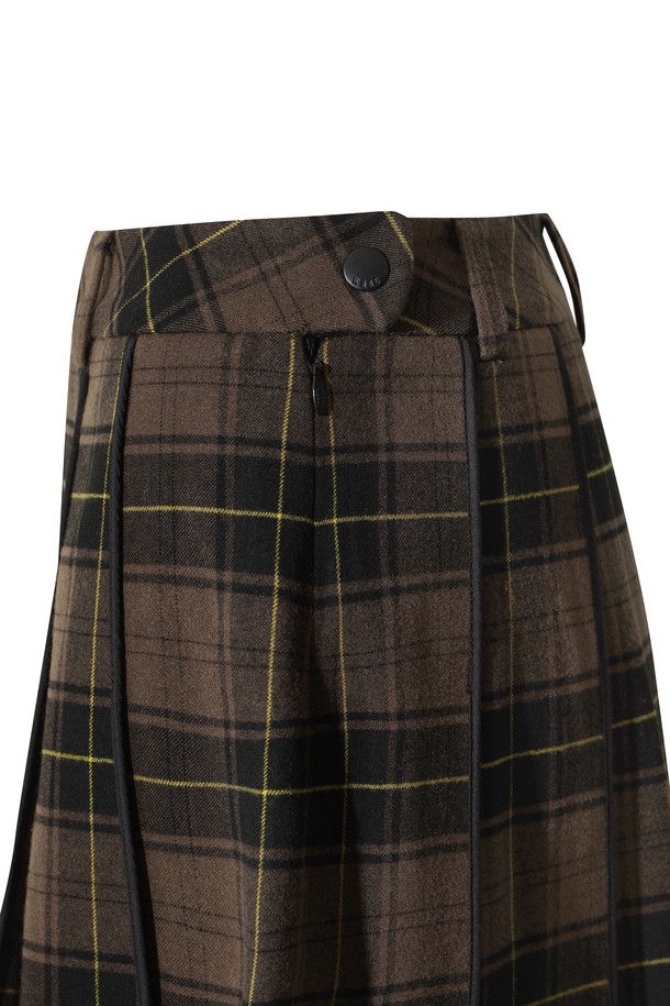 여성 체크 패턴 플리츠 스커트입니다. 클래식한 디자인과 미니멀한 스타일을 선호하는 여성분들을 위한 제품으로, 골프 및 스포츠 활동, 겨울 데일리룩에 적합합니다. 브라운과 블랙 두 가지 색상으로 출시되었으며, 활동성을 고려한 디자인으로 편안한 착용감을 제공합니다. 속바지가 내장되어 있어 안심하고 활동할 수 있으며, 사이드 콘솔 지퍼와 스냅 디테일로 포인트를 더했습니다. 미니스커트 기장의 플리츠 스커트로, 세련된 겨울 스타일을 연출해보세요.
