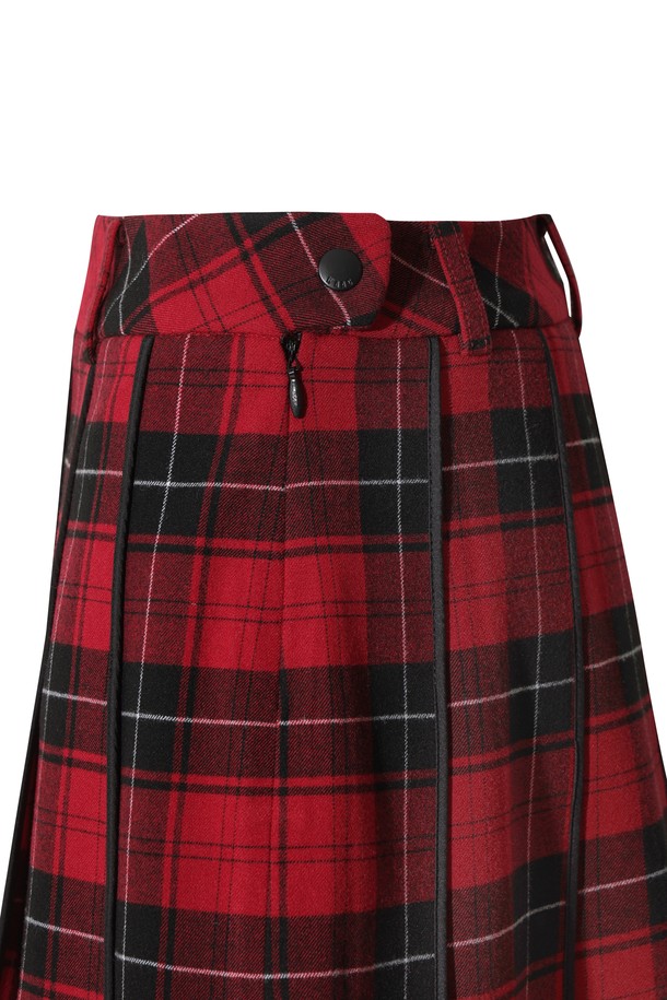 세련된 여성 골프룩을 위한 체크 패턴 플리츠 스커트입니다. 클래식한 스타일의 디자인으로, 겨울 시즌에 따뜻하게 착용할 수 있습니다. 레드와 블랙 두 가지 색상으로 제공되며, 활동적인 움직임을 돕는 기능성을 갖췄습니다. 속바지가 내장되어 편안함을 더하고, 사이드 콘솔 지퍼와 스냅 디테일로 포인트를 주었습니다. 미니스커트 타입의 플리츠 디자인으로, 필드 위에서 여성스러운 매력을 뽐내보세요.
