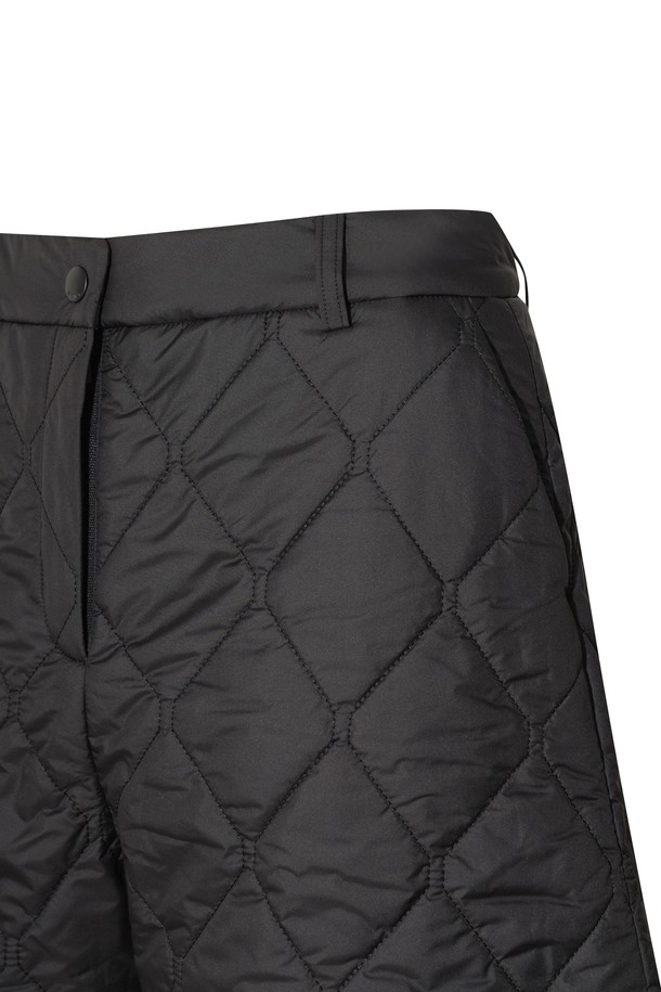 블랙 색상의 여성용 웨지 패딩 하프 팬츠입니다. 골프룩, 스포티, 캐주얼 스타일에 적합하며, 봄, 여름, 가을 세 계절에 걸쳐 활용할 수 있습니다. 퀄팅 패턴과 벌룬핏 디자인으로 활동성을 높였으며, 부드러운 촉감의 폴리에스테르 소재에 두꺼운 패딩 안감을 더해 보온성을 강화했습니다. 허리 밴딩 처리로 편안한 착용감을 선사하는 루즈핏 하프 팬츠입니다.
