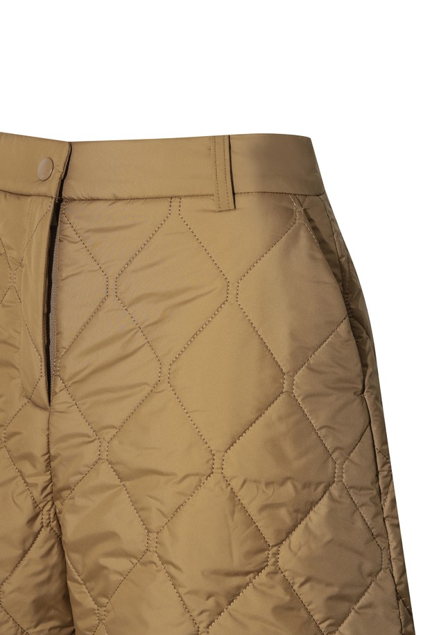 캐주얼과 스포티한 스타일을 모두 갖춘 여성 웨지 패딩 하프 팬츠입니다. 봄, 여름 시즌 골프룩 연출에 적합하며, 부드러운 촉감의 폴리에스테르 소재로 제작되어 편안한 착용감을 선사합니다. 퀼팅 처리된 베이지 컬러의 루즈핏 벌룬 하프 기장 바지로, 웨지 디자인과 밴딩 허리, 패딩 안감으로 활동성을 높였습니다. 두꺼운 두께감으로 안정적인 핏을 제공합니다.
