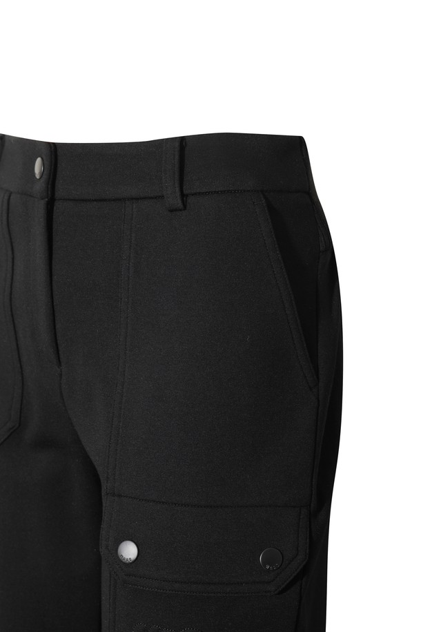 **Women 저지 윈터 조거 팬츠**는 겨울철 추위에도 따뜻하고 스타일리시하게 착용할 수 있는 여성용 조거 팬츠입니다. 부드러운 저지 소재와 기모 안감으로 제작되어 뛰어난 보온성과 편안한 착용감을 제공합니다. 캐주얼, 스포티, 미니멀 스타일을 모두 소화하며, 골프룩이나 캠핑룩 등 다양한 TPO에 활용 가능합니다. 양옆, 힙, 카고 포켓 디자인으로 실용성을 더했으며, 레귤러핏 조거 팬츠로 활동성을 높였습니다. 무지 디자인에 블랙 컬러로 어떤 상의와도 매치하기 용이합니다.
