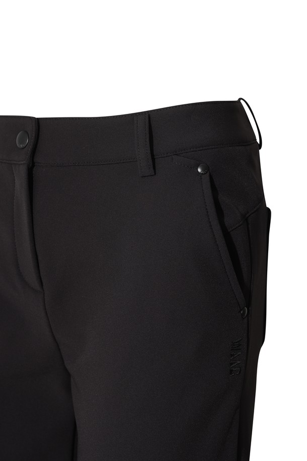 여성 슬림핏 베이직 팬츠는 겨울철 골프 및 일상생활에서 활용하기 좋은 긴 기장의 슬림핏 팬츠입니다. 부드러운 기모 안감으로 따뜻하고 편안한 착용감을 선사하며, 뒷면 밴딩 처리로 활동성을 높였습니다. 무지 디자인에 블랙 컬러로 어떤 상의와도 매치하기 용이하며, 양옆 포켓과 힙 포켓으로 실용성을 더했습니다. 스포티하면서도 미니멀한 스타일로, 필드 위에서의 스윙 시에도 편안함을 제공합니다.
