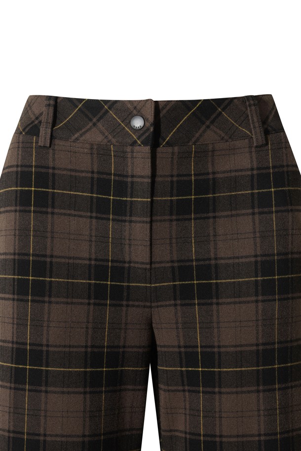 체크 패턴 여성 와이드 팬츠입니다. 브라운과 블랙 두 가지 색상으로 제공되며, 루즈핏의 긴 기장으로 편안하게 착용할 수 있습니다. 캐주얼, 스포티, 미니멀 스타일을 모두 소화할 수 있으며, 골프룩으로도 활용 가능합니다. 넉넉한 와이드 핏과 포켓 디테일이 특징입니다. 사계절 내내 활용 가능한 실용적인 아이템입니다.
