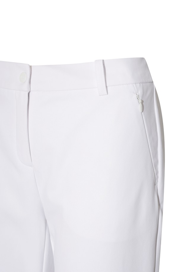 [코리아 TKR] Women Essential Pants는 여성 골프룩을 위한 스포티한 스타일의 에센셜 팬츠입니다. 사계절 착용 가능하며, 슬림핏 디자인의 긴 바지입니다. 흰색 무지 디자인으로, 움직임이 자유로운 편안한 착용감을 제공하는 기능성 팬츠입니다. 신축성이 뛰어나 활동적인 골프 라운딩에 적합하며, 미니멀한 스타일을 연출합니다.
