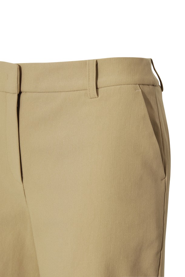 [JONES] 여성 버뮤다 쇼츠는 뛰어난 보온성을 제공하는 프리미엄 제품입니다. 부드러운 촉감의 나일론과 기모 소재를 사용하여 봄, 여름 시즌에 편안하게 착용할 수 있습니다. 심플하면서도 세련된 디자인으로 골프룩과 일상룩 모두에 활용 가능하며, 레귤러핏으로 제작되어 편안한 착용감을 선사합니다. 무지 디자인에 로고 디테일이 더해져 클래식하고 미니멀한 스타일을 연출합니다. 두꺼운 두께감의 기모 안감으로 제작되어, 간절기에도 따뜻하게 착용할 수 있습니다.
