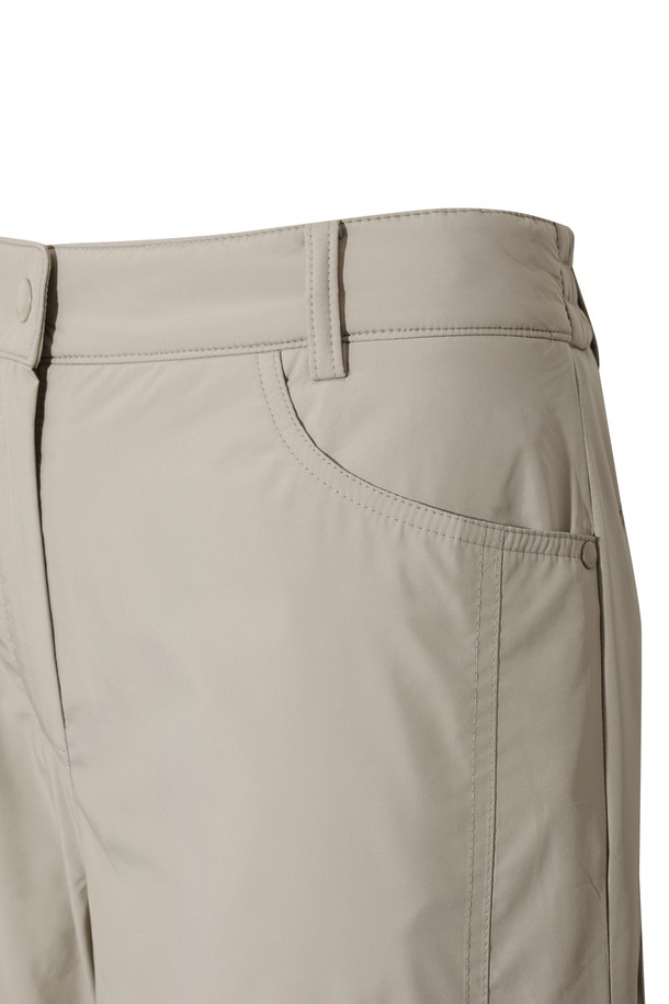 푹신한 패딩으로 따뜻함을 더한 여성용 "패디드 와이드 팬츠"입니다. 겨울철 골프 라운딩이나 일상에서 스포티하면서도 캐주얼한 스타일을 연출할 수 있습니다. 넉넉한 와이드 핏과 스트레이트 실루엣으로 편안한 착용감을 선사하며, 부드러운 나일론 소재를 사용하여 활동성을 높였습니다. 허리 뒷밴딩과 허리 후크 잠금으로 안정적인 핏을 제공하며, 사이드 및 백 포켓, 로고 자수, 루프 장식이 디테일을 더합니다.
