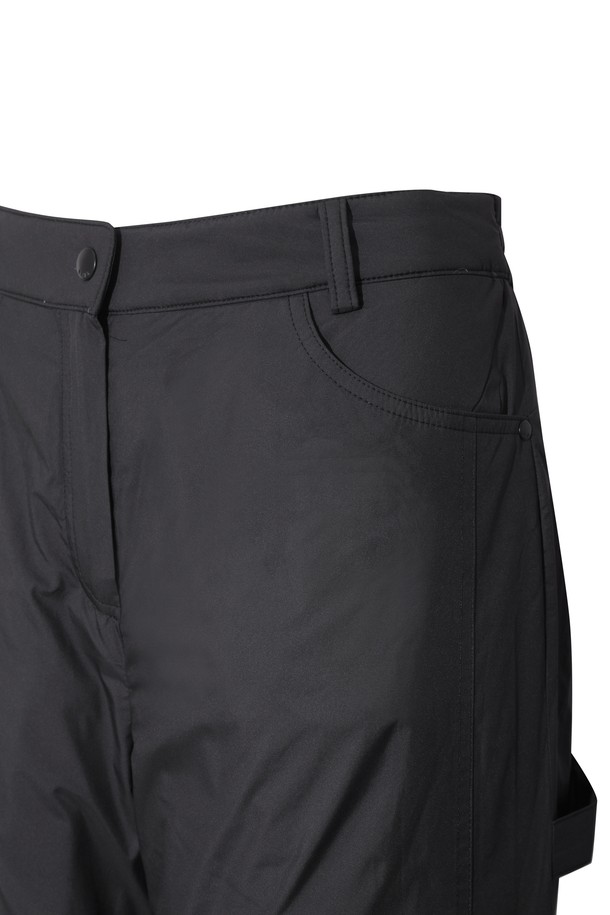 겨울철 라운딩과 일상에서 스타일리시하게 활용 가능한 패딩 와이드 팬츠입니다. 부드러운 촉감의 나일론 소재와 넉넉한 와이드 핏으로 편안한 착용감을 선사하며, 안감 전체에 패딩 처리를 하여 보온성을 높였습니다. 허리 뒷밴딩과 후크 잠금 방식으로 안정적인 핏을 제공하며, 경량 소재로 활동성을 보장합니다. 블랙 컬러의 무지 디자인으로 어떤 상의와도 매치하기 쉽고, 사이드 및 백 포켓, 로고 자수, 루프 장식이 디테일을 더합니다. 스포티하면서도 미니멀한 스타일을 연출하여 골프룩은 물론, 데일리룩으로도 손색없는 아이템입니다.
