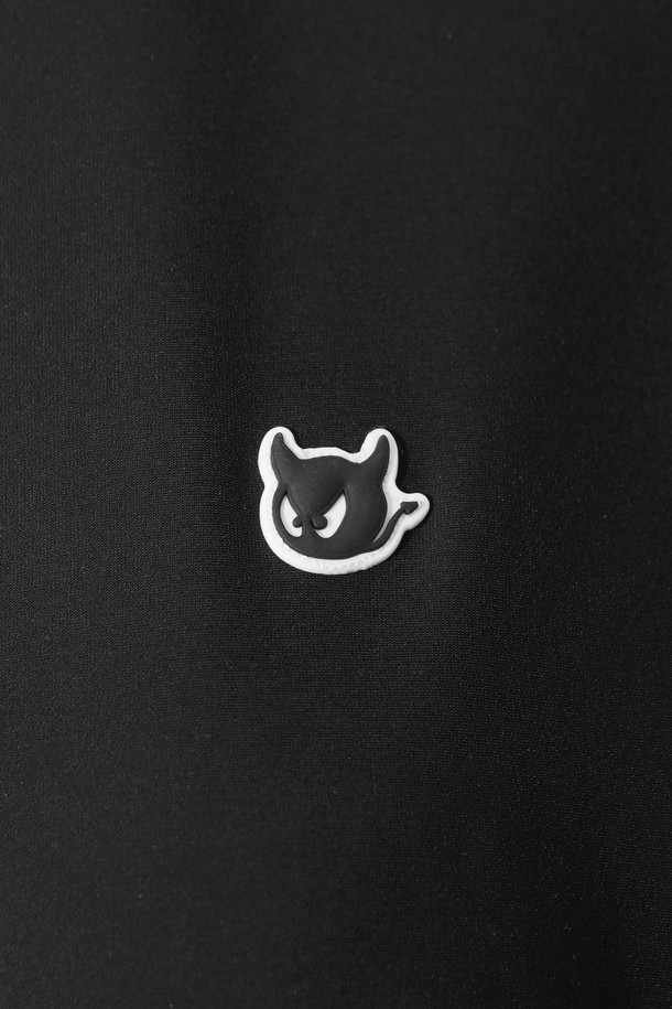 겨울철 퍼포먼스를 위한 여성 하이넥 탑입니다. 부드러운 감촉의 스트레치 저지 소재로 제작되어 편안한 착용감을 선사하며, 보온성과 신축성을 갖춰 활동성을 높였습니다. 블랙 컬러에 무지 디자인으로 어떤 스타일에도 쉽게 매치할 수 있으며, 허리 라인에 로고 테이프 디테일로 포인트를 더했습니다. 레귤러 핏에 긴 소매 기장으로, 골프룩 또는 겨울 데일리룩에 스포티하고 미니멀한 무드를 연출하기 좋습니다. 두꺼운 두께감과 기모 안감으로 따뜻하게 착용할 수 있습니다.
