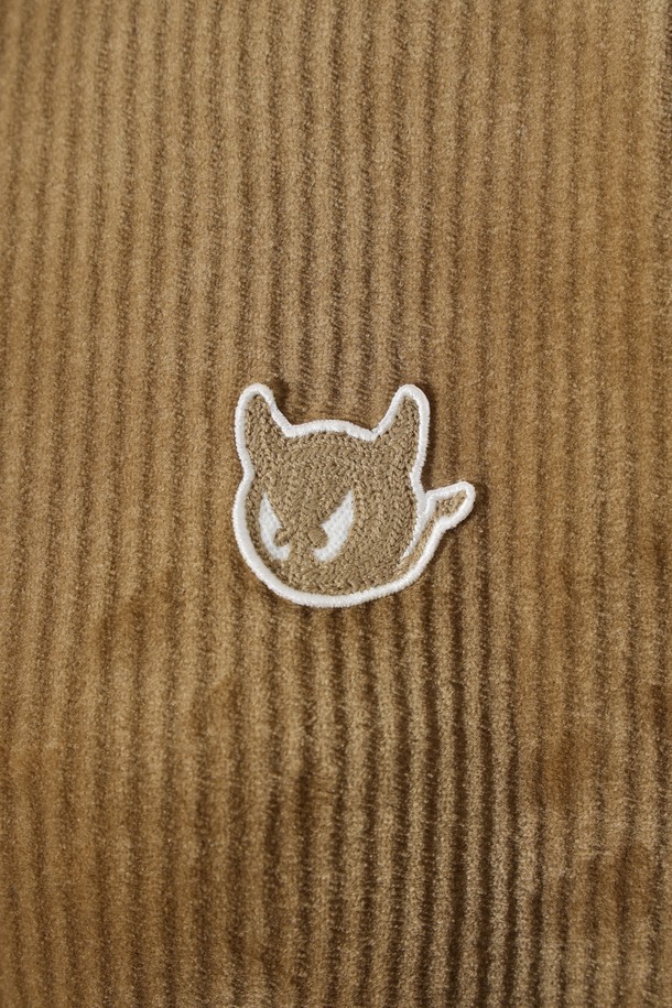 따뜻하고 포근한 착용감의 여성 골지 밍키 플리스 풀오버입니다. 부드러운 밍크 플리스 소재에 기모 안감을 더해 뛰어난 보온성을 제공하며, 겨울철 골프룩 또는 일상복으로 활용하기 좋습니다. 넉넉한 핏과 긴 소매, 니트 카라 디자인으로 클래식한 무드를 연출하며, 컬러 배색 티핑 디테일이 포인트입니다. 집업 스타일로 체온 조절이 용이하고, 신축성 있는 소재로 활동성을 높였습니다. 레이어링하여 다양한 스타일을 연출할 수 있습니다.
