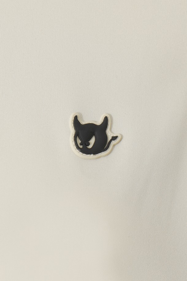 여성 방풍 미드 레이어 하이넥 탑은 골프 및 일상용으로 적합한 겨울철 의류입니다. 베이지 색상의 무지 디자인으로 미니멀하고 스포티한 스타일을 연출하며, 레귤러핏과 하이넥 디자인이 특징입니다. 일본 수입 기능성 소재와 특수 방풍 필름 코팅, 경량 설계로 뛰어난 방풍, 방수, 보온, 신축성 기능을 제공합니다. 부드러운 촉감의 긴소매 레귤러 기장 상의로, 추운 날씨에도 쾌적하게 활동할 수 있습니다. 클래식한 무드까지 더해져 다양한 스타일을 소화할 수 있습니다.
