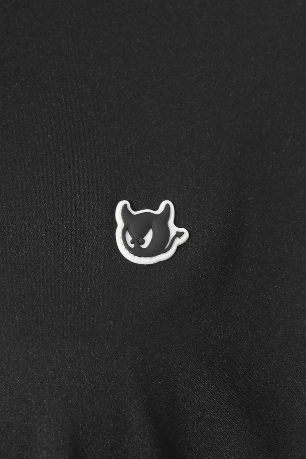 **여성 방풍 미드 레이어 하이넥 탑**

겨울 시즌, 골프 또는 일상에서 스포티한 스타일을 연출하기 좋은 여성용 방풍 미드 레이어 하이넥 탑입니다. 부드러운 니트 소재와 두꺼운 두께감으로 뛰어난 보온성을 제공하며, 일본 수입 기능성 소재를 사용하여 방풍 및 방수 기능까지 갖췄습니다. 특수 방풍 필름 코팅과 경량 설계로 활동성을 높였으며, 레귤러 핏의 깔끔한 디자인으로 다양한 스타일 연출이 가능합니다. 블랙 컬러의 무지 디자인으로 미니멀하고 클래식한 분위기를 더합니다. 
