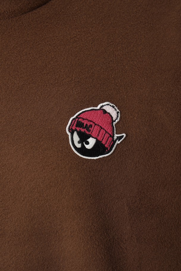 겨울철 라운딩과 일상에서 스타일리시하게 연출할 수 있는 여성 플리스 하이넥 풀오버입니다. 부드러운 촉감의 플리스 소재로 제작되어 보온성과 방풍 기능을 제공합니다. 오버핏 디자인에 크롭 기장으로 트렌디함을 더했으며, 넥 뒤와 밑단 스트링 조절을 통해 핏을 조절할 수 있습니다. 브라운 컬러에 등 부분 슬로건 아트워크와 폼폼 비니 와키 와펜 디테일로 포인트를 주어 스포티하면서도 캐주얼한 무드를 연출합니다. 긴 소매 기장의 하이넥 디자인으로 보온성을 높여 겨울철 골프룩에 적합하며, 일상복으로도 활용하기 좋습니다.
